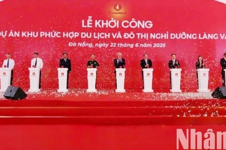 Phó Thủ tướng Thường trực Chính phủ Nguyễn Hoà Bình cùng các đại biểu bấm nút khởi công Khu phức hợp du lịch và đô thị nghỉ dưỡng Làng Vân. (ẢNH: ANH ĐÀO)