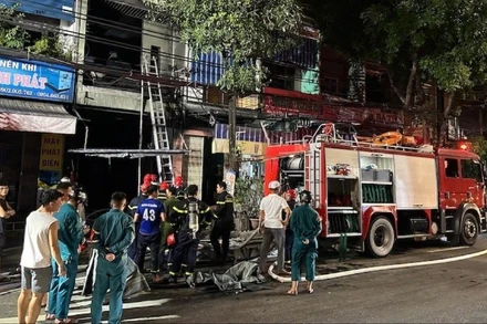 Lực lượng chức năng tiếp cận, khống chế vụ cháy trong đêm. (Ảnh: ANH ĐÀO)