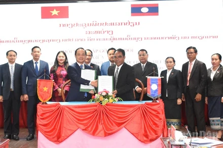 Ban chỉ đạo Công tác biên giới thành phố Đà Nẵng và Ban chỉ đạo công tác biên giới tỉnh Sekong đã ký kết Biên bản cuộc họp. (Ảnh: ANH ĐÀO)