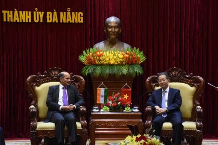 Đồng chí Nguyễn Văn Quảng, Ủy viên Trung ương Đảng, Bí thư Thành ủy, Trưởng Đoàn đại biểu Quốc hội đơn vị Đà Nẵng chủ trì tiếp Ngài Sandeep Arya, Đại sứ Ấn Độ tại Việt Nam. (ẢNH: ANH ĐÀO)