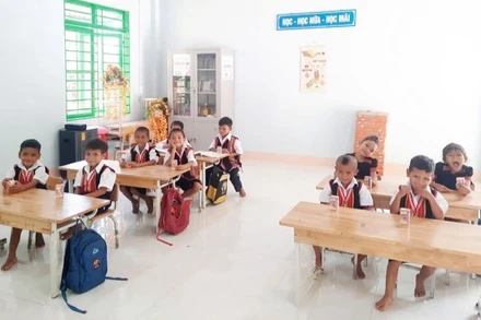 Buổi học đầu tiên của học sinh Điểm trường Lăng Lương-Trường phổ thông dân tộc bán trú Tiểu học Chu Văn An, xã Trà Tập, thành phố Đà Nẵng. (Ảnh: BÌNH NAM)