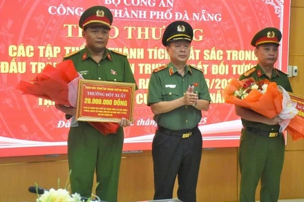 Thiếu tướng Nguyễn Hữu Hợp, Giám đốc Công an thành phố Đà Nẵng đã trao thưởng nóng cho Phòng Cảnh sát hình sự và Công an phường Ngũ Hành Sơn.