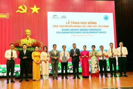 Liên danh Tập đoàn Terne Holdings và The One Destination trao học bổng cho các cán bộ của thành phố Đà Nẵng đến học tập kinh nghiệm tại các trung tâm tài chính quốc tế lớn trên thế giới. (Ảnh: PN)