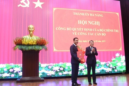 Hướng Tới Đại Hội Đảng Toàn Quốc Lần Thứ Xiv - Trang 1 Đồng Chí Lê Minh Hưng, Ủy Viên Bộ Chính Trị, Bí Thư Trung Ương Đảng, Trưởng Ban Tổ Chức Trung Ương Trao Quyết Định Của Bộ Chính Trị Và Tặng Hoa Chúc Mừng Đồng Chí Lê Ngọc Quang. (Ảnh: Anh Đào)