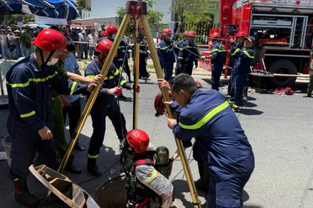 Lực lượng cứu nạn-cứu hộ triển khai phương án cứu hộ. (Ảnh: Công an cung cấp)