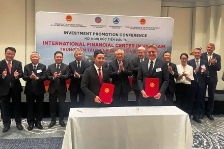 Chủ tịch Ủy ban nhân dân thành phố Phạm Đức Ấn ký kết Bản ghi nhớ hợp tác về Trung tâm tài chính với Công ty Frankfurt Main Finance. (Ảnh: ĐINH CƯỜNG)