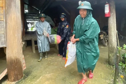 Đà Nẵng tiếp tục di dời dân khỏi khu vực nguy cơ sạt lở cao tại thôn Dading, xã Hùng Sơn. (Ảnh: Bộ Chỉ huy Quân sự thành phố cung cấp)