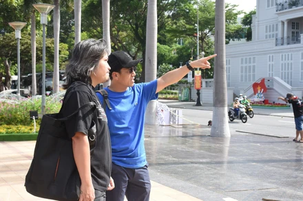 Nghệ sĩ Ưu tú Quang Hào, Giám đốc Nhà hát Trưng Vương kiểm tra các hạng mục thi công sân khấu tại Bảo tàng Đà Nẵng chiều 30/8. (Ảnh ANH ĐÀO)