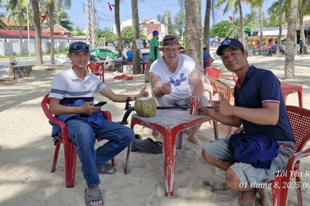 Anh Phan Thanh Trinh và bạn trao lại chiếc nhẫn cho du khách. (Ảnh: THANH TRINH)