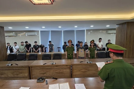 Cơ quan Cảnh sát điều tra tống đạt các quyết định khởi tố vụ án, khởi tố các bị can. (Ảnh: Công an cung cấp)