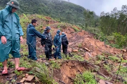Núi Ngang xuất hiện hàng loạt vết nứt do mưa lớn kéo dài.