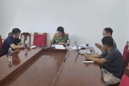 Hai đối tượng tại cơ quan công an. (Ảnh: Công an cung cấp)