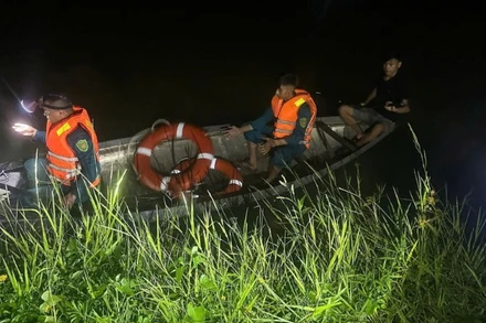 Lực lượng chức năng xuyên đêm tìm kiếm cháu bé nghi mất tích khu vực sông Yên. (Ảnh: Công an cung cấp)