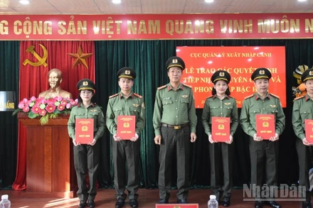 Thượng tá Hoàng Minh Thắng, Trưởng Công an cửa khẩu Cảng hàng không Quốc tế Đà Nẵng trao quyết định cho các đồng chí được phong cấp bậc hàm. (Ảnh: ANH ĐÀO)