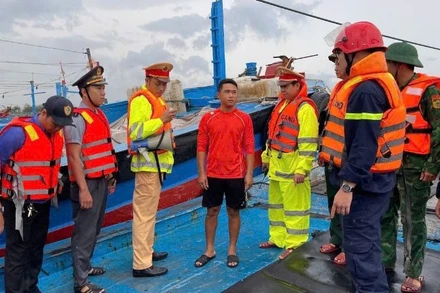 Lực lượng chức năng thành phố Đà Nẵng hướng dẫn ngư dân đưa tàu về nơi tránh trú bão an toàn, bảo đảm tài sản, tính mạng. (Ảnh công an cung cấp)