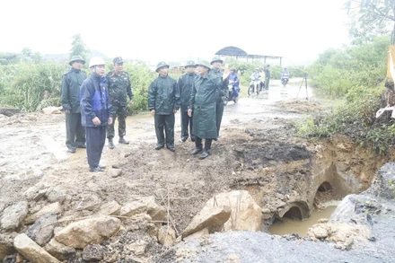 Đoàn công tác Quân khu 5 kiểm tra công tác ứng phó bão số 12 tại Đà Nẵng.