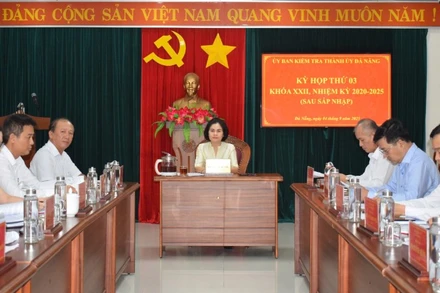 Đồng chí Lê Thị Mỹ Hạnh, Ủy viên Ban Thường vụ Thành ủy, Chủ nhiệm Ủy ban kiểm tra chủ trì kỳ họp. (Ảnh: Ủy ban kiểm tra Thành ủy Đà Nẵng)