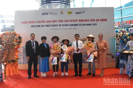 Đà Nẵng đón chuyến bay đầu tiên từ Singapore. (Ảnh: ANH ĐÀO)