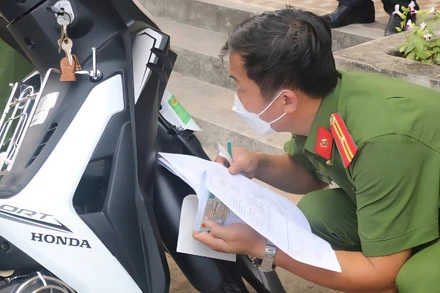 Công an thành phố Đà Nẵng kiểm tra các thông số kỹ thuật của xe trước khi cấp biển số cho người dân. (Ảnh: VN)