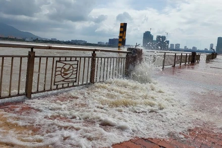 Sóng biển đánh mạnh vào bờ kè đường Như Nguyệt phía dưới chân cầu Thuận Phước