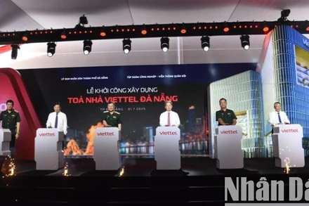 Các đại biểu nhấn nút chính thức khởi công dự án xây dựng Tòa nhà Viettel tại Đà Nẵng, sáng ngày 1/7. (Ảnh: ANH ĐÀO)