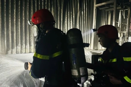 Lực lượng chữa cháy tiếp cận hiện trường dập lửa. (Ảnh: HUY LINH)