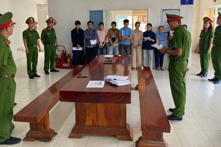 Cơ quan Cảnh sát điều tra Công an thành phố Đà Nẵng tống đạt và thi hành Quyết định khởi tố bị can, Lệnh khám xét và áp dụng biện pháp ngăn chặn đối với 10 bị can. (Ảnh: Công an cung cấp)