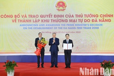 Phó Thủ tướng Thường trực Nguyễn Hòa Bình trao Quyết định của Thủ tướng Chính phủ về thành lập Khu Thương mại tự do thành phố Đà Nẵng cho lãnh đạo thành phố Đà Nẵng. (Ảnh: ANH ĐÀO)