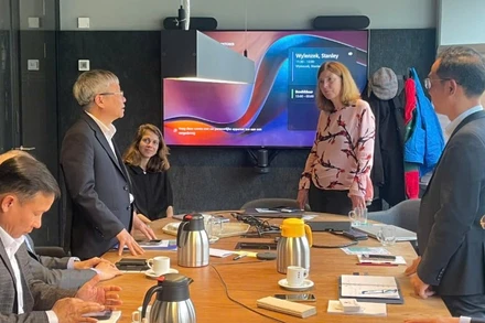 Chủ tịch Hội đồng nhân dân thành phố Đà Nẵng Nguyễn Đức Dũng làm việc với Cơ quan quản lý Dự án đô thị thông minh Amsterdam về mô hình thành phố thông minh. (Ảnh: ĐINH CƯỜNG)