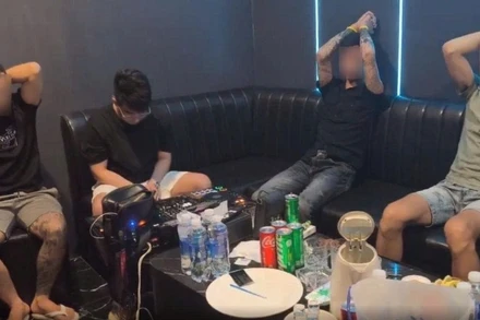 Các đối tượng sử dụng trái phép chất ma túy tại thời điểm bị phát hiện. (Ảnh: Công an cung cấp)