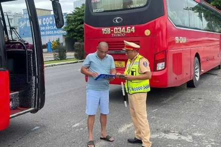 Đà Nẵng ra quân cao điểm kiểm tra phương tiện vận tải trên toàn thành phố. (Ảnh: Công an cung cấp)