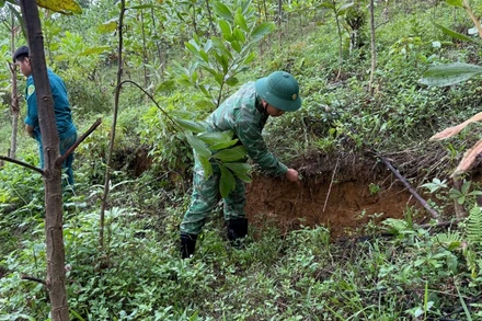 Vết nứt kéo dài vừa được lực lượng chức năng xã La Dêê phát hiện. (Ảnh: Địa phương cung cấp)
