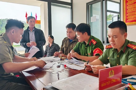 Phòng Quản lý xuất nhập cảnh (PA08), Công an thành phố Đà Nẵng phối hợp chính quyền xã A Vương làm thủ tục cấp giấy thông hành biên giới cho công dân.