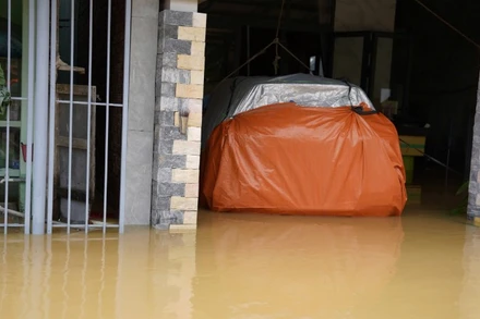 Chiếc Mitsubishi Xforce của anh Cường tự nổi trên nước, khi lũ ngập hơn 1m, trưa 30/10. (Ảnh: Văn Đông)