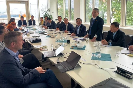 Chủ tịch Hội đồng nhân dân thành phố Nguyễn Đức Dũng giới thiệu đến các đối tác ở Chemnitz về chiến lược của Đà Nẵng. (Ảnh: Đ. CƯỜNG)