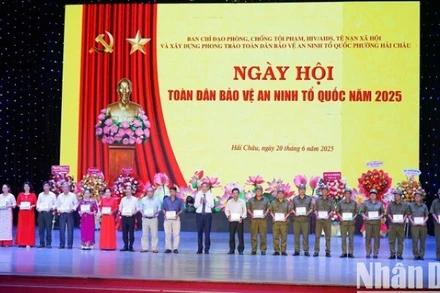 Ban Chỉ đạo thành phố Đà Nẵng trao 40 suất quà cho lực lượng an ninh cơ sở có hoàn cảnh khó khăn nhằm khích lệ, động viên xây dựng phong trào từ cơ sở. (Ảnh: ANH ĐÀO)