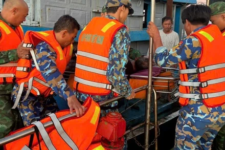 Bộ đội biên phòng Đà Nẵng cứu kịp thời thuyền viên bị nạn khi đang hành nghề trên biển. (Ảnh: Bộ đội Biên phòng thành phố Đà Nẵng cung cấp)