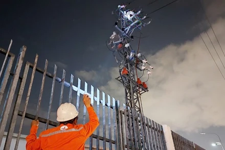 Nhân viên điện lực nhanh chóng có mặt kiểm tra, khắc phục sự cố.