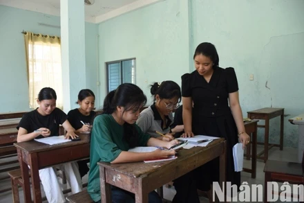 Trường trung học phổ thông Phạm Phú Thứ (xã Hòa Sơn, huyện Hòa Vang, thành phố Đà Nẵng) tổ chức ôn luyện cho học sinh con em đồng bào dân tộc Cơ-tu, tại khu vực nội trú của trường. (Ảnh: ANH ĐÀO)