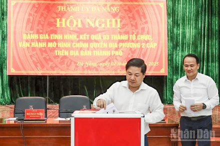 Bí thư Thành ủy Đà Nẵng Lương Nguyễn Minh Triết ủng hộ các đồng bào tại buổi phát động. (Ảnh: ANH ĐÀO)