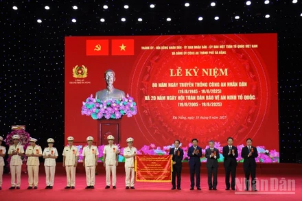Thành phố Đà Nẵng trao tặng bức trướng chúc mừng Công an thành phố Đà Nẵng nhân lễ kỷ niệm 80 năm Ngày truyền thống Công an nhân dân Việt Nam (19/8/1945-19/8/2025). (Ảnh: ANH ĐÀO)