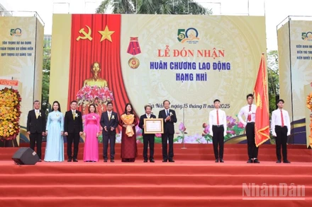 Thừa ủy quyền Chủ tịch nước, Thứ trưởng Thường trực Giáo dục và Đào tạo Phạm Ngọc Thưởng trao Huân chương lao động hạng Nhì cho nhà trường.