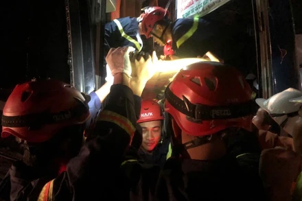 Lực lượng chức năng nỗ lực đưa nạn nhân ra khỏi cabin. (Ảnh: Công an cung cấp)