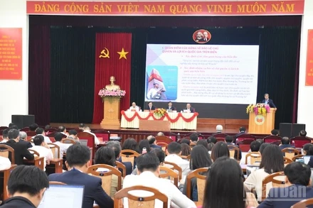 Phó Giáo sư, Tiến sĩ Ngô Văn Minh, nguyên Trưởng khoa Dân tộc và Tôn giáo, Học viện Chính trị khu vực III trình bày tham luận tại hội thảo. (Ảnh: ANH ĐÀO)