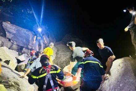 Lực lượng chức năng xuyên đêm để đưa được thi thể nạn nhân ra khỏi khu vực bị nạn. (Ảnh: HUY LINH)