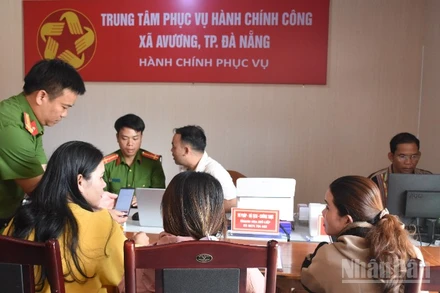 Công an xã A Vương, thành phố Đà Nẵng hỗ trợ người dân làm thủ tục hành chính tại Trung tâm phục vụ hành chính công xã A Vương. (Ảnh: ANH ĐÀO)