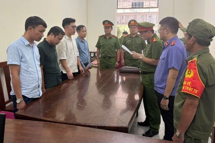 Cơ quan Cảnh sát điều tra (Phòng Cảnh sát kinh tế), Công an thành phố Đà Nẵng tống đạt các Quyết định khởi tố bị can đối với 4 bị can. (Ảnh: Công an cung cấp)