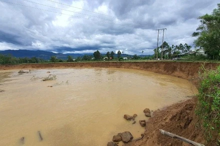 Đoạn bờ sông Vu Gia, đoạn chảy qua thôn Phú Nghĩa bị sạt lở nghiêm trọng.