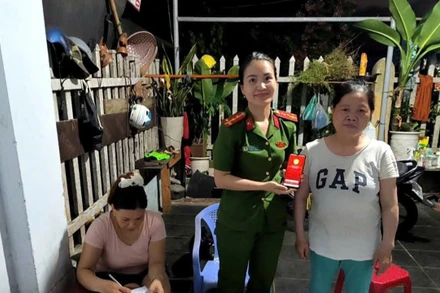 Công an phường Cẩm Lệ triển khai đợt cao điểm điểm kích hoạt tài khoản định danh điện tử mức 2 và tích hợp Bảo hiểm y tế trên VNeID. (Ảnh: Công an cung cấp)