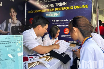 Sinh viên Đà Nẵng phỏng vấn trực tiếp ứng tuyển các vị trí việc làm. (Ảnh: ANH ĐÀO)